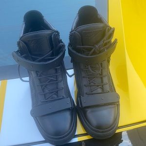 Size 10 all black Giuseppes